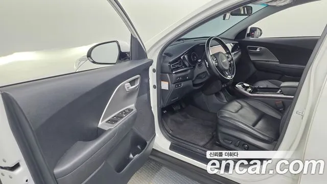 Kia Niro — Фото автомобиля 25