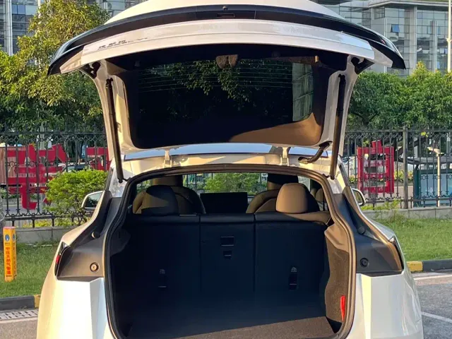 Tesla Model Y — Фото автомобиля 16