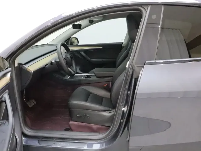 Tesla Model Y — Фото автомобиля 9
