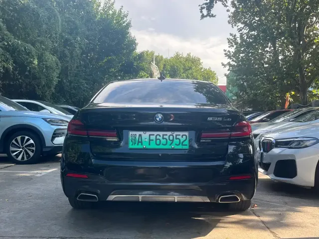 BMW 5 Series — Фото автомобиля 10