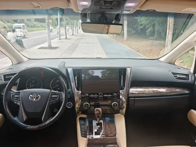 Toyota Vellfire — Фото автомобиля 9