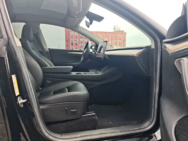 Tesla Model Y — Фото автомобиля 11