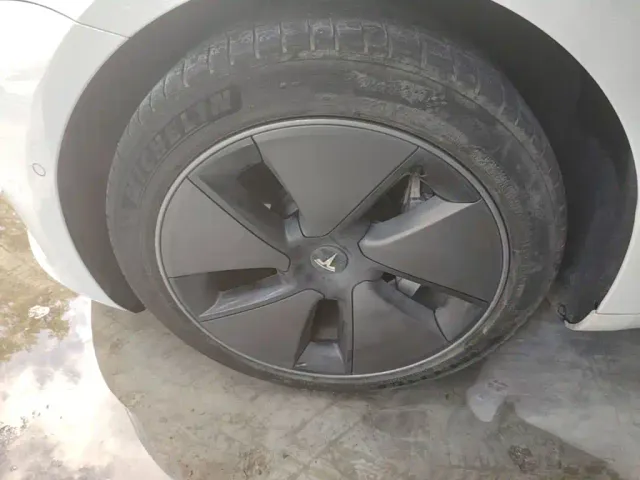 Tesla Model 3 — Фото автомобиля 22