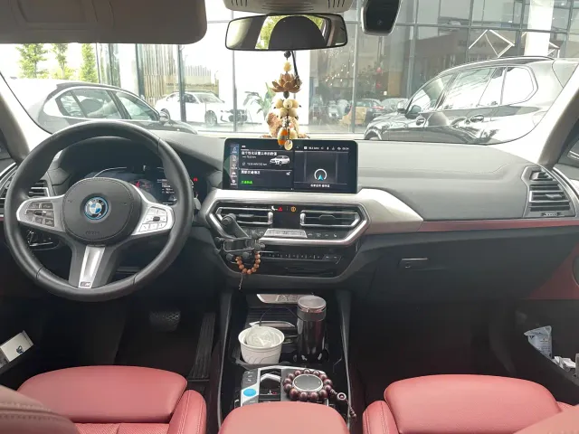BMW iX3 — Фото автомобиля 7
