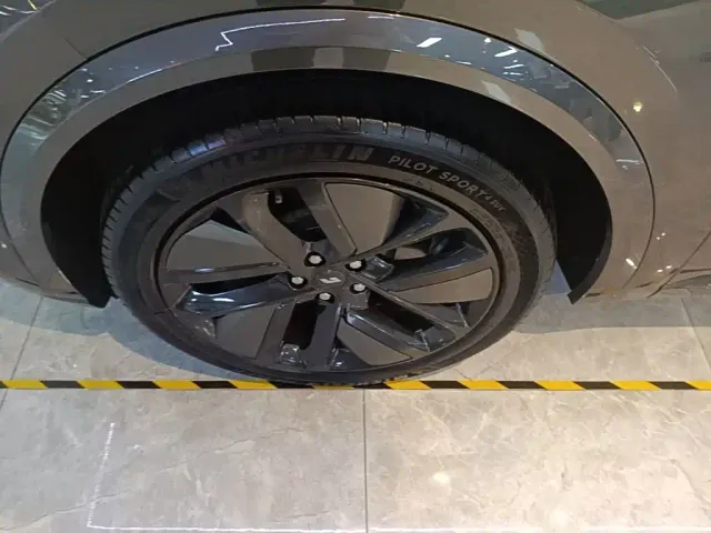 Li Auto L8 — Фото автомобиля 22