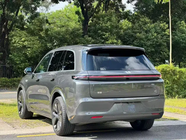 Li Auto L8 — Фото автомобиля 12
