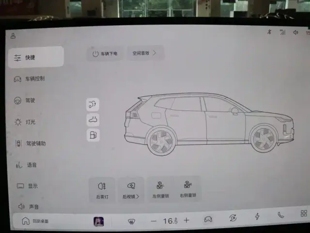 Volvo XC70 Plug-in Hybrid — Фото автомобиля 11