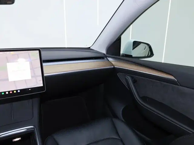 Tesla Model Y — Фото автомобиля 26