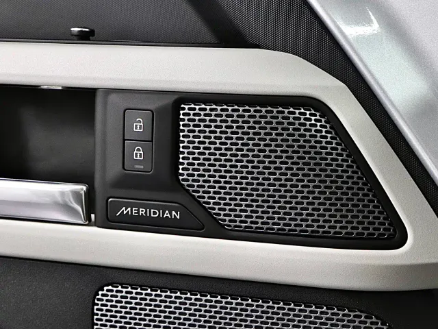 Land Rover Defender — Фото автомобиля 21