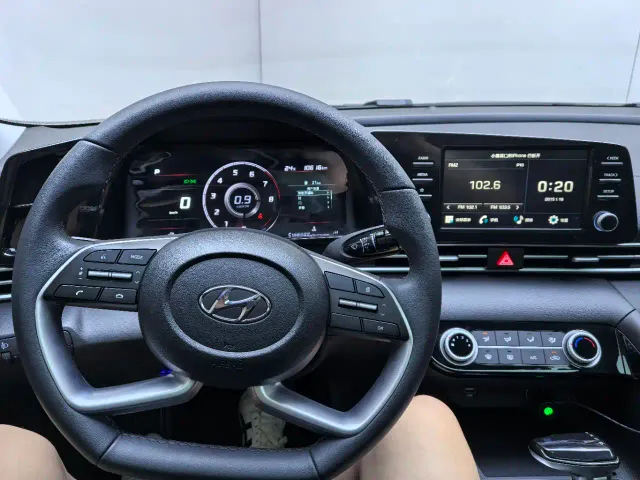 Hyundai Elantra — Фото автомобиля 12