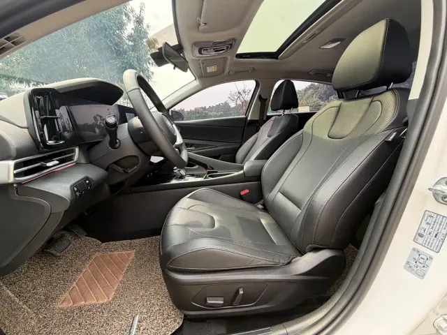 Hyundai Elantra — Фото автомобиля 15