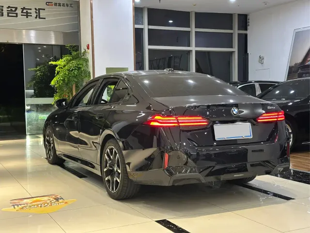 BMW 5 Series — Фото автомобиля 11