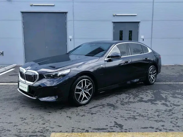 Фотография автомобиля — BMW i5