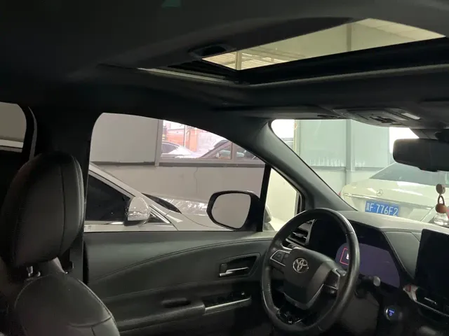 Toyota Sienna — Фото автомобиля 9