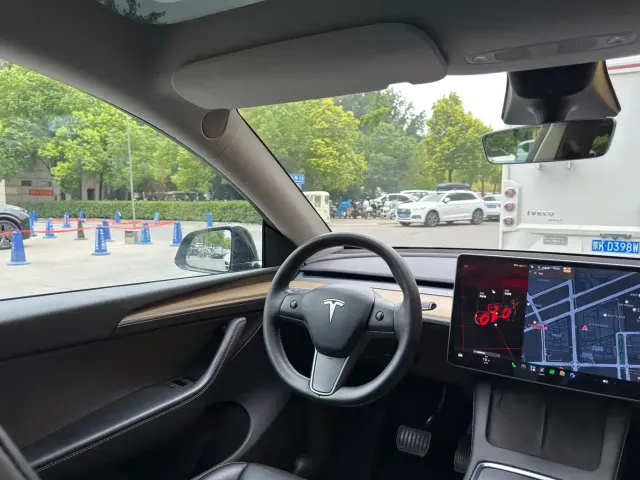 Tesla Model Y — Фото автомобиля 23