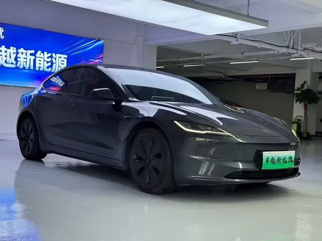 Tesla Model 3 — Фото автомобиля 3