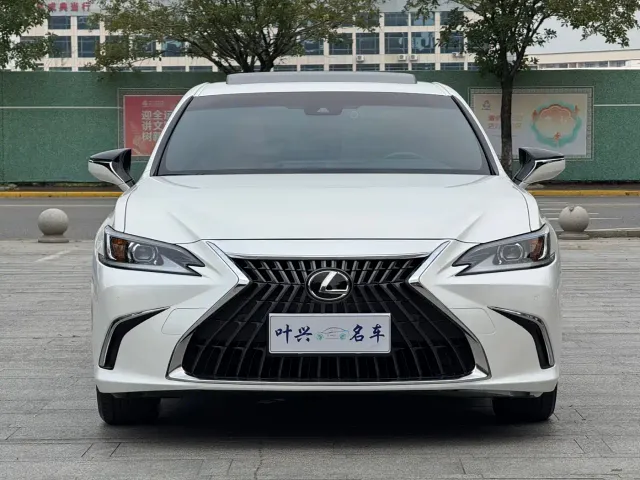 Lexus ES — Фото автомобиля 3