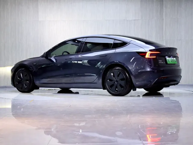 Tesla Model 3 — Фото автомобиля 5