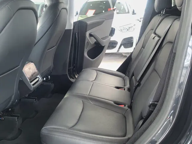 Tesla Model Y — Фото автомобиля 11