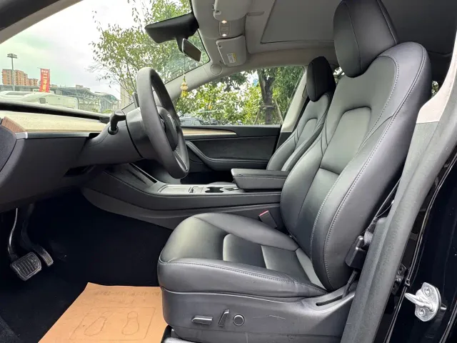Tesla Model Y — Фото автомобиля 13