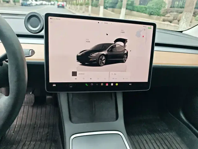 Tesla Model 3 — Фото автомобиля 14