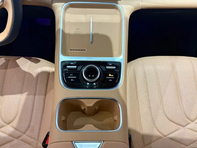 Geely Galaxy Starship 7 EM-i — Фото автомобиля 29