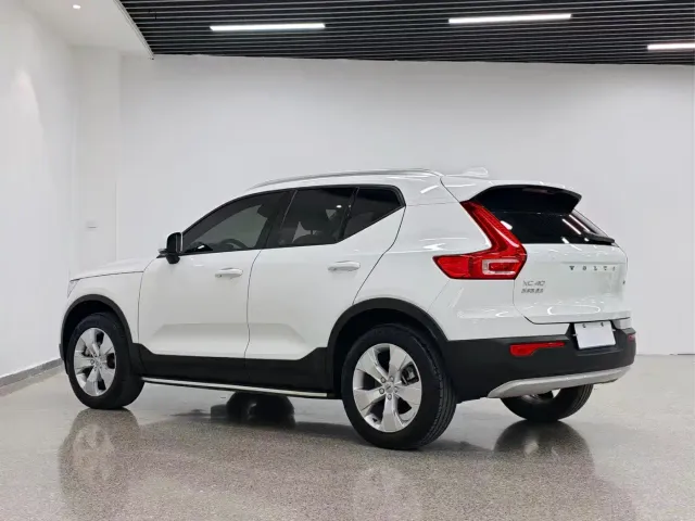Volvo XC40 — Фото автомобиля 3
