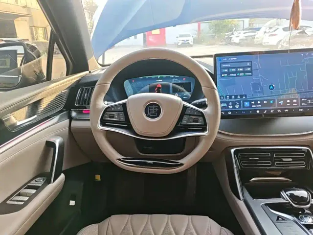 BYD Tang — Фото автомобиля 10