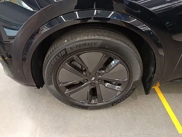 Li Auto L8 — Фото автомобиля 22