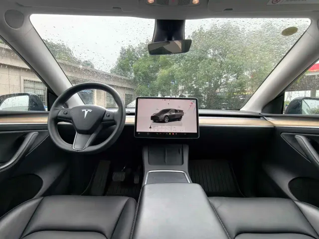 Tesla Model Y — Фото автомобиля 12