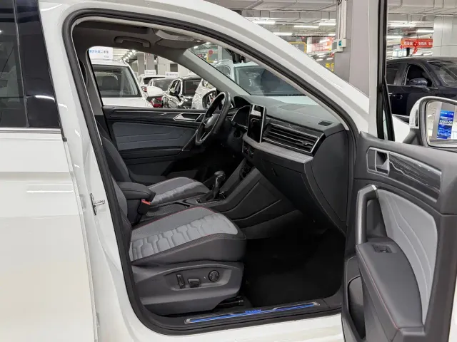 Volkswagen Tiguan L PHEV — Фото автомобиля 14