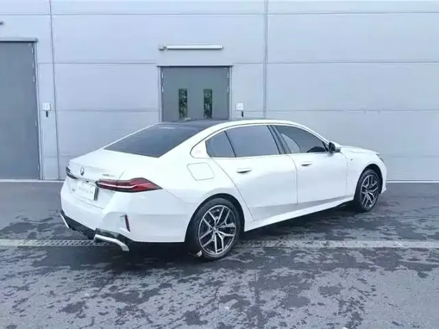 BMW i5 — Фото автомобиля 5