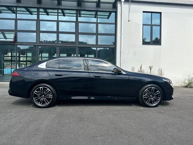 BMW 5 Series — Фото автомобиля 11