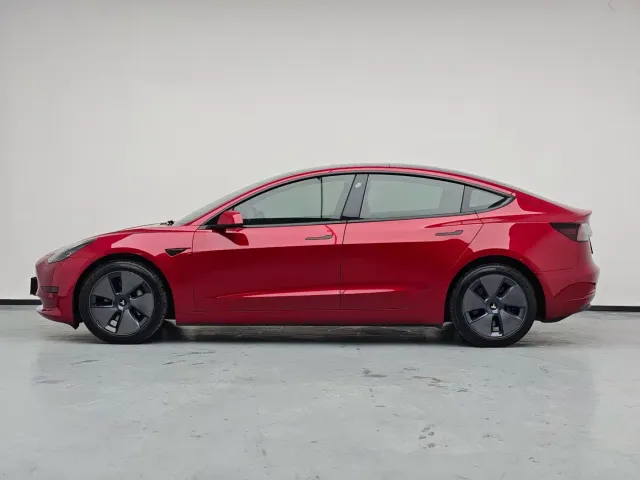 Tesla Model 3 — Фото автомобиля 16