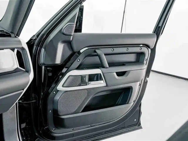 Land Rover Defender — Фото автомобиля 21
