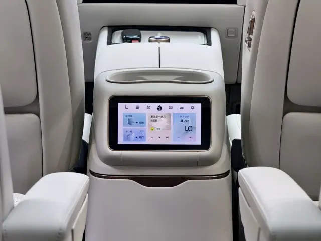 Lynk & Co 900 — Фото автомобиля 13