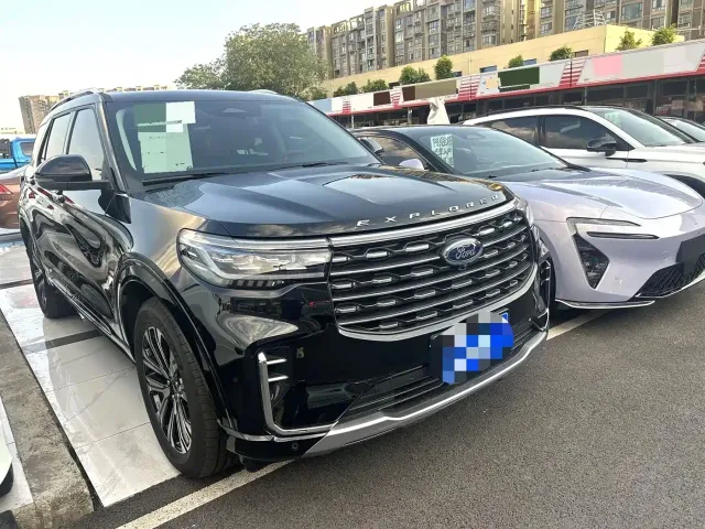 Ford Explorer — Фото автомобиля 3