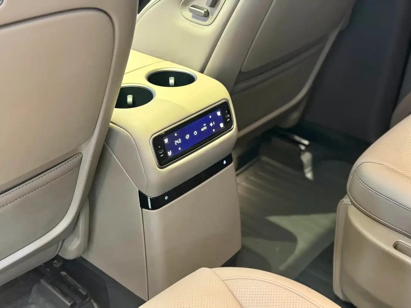 Li Auto Li i8 2025 Standard Edition — Фото автомобиля 16