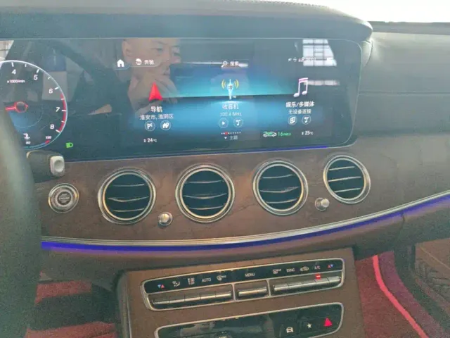 Mercedes-Benz E-Class — Фото автомобиля 11