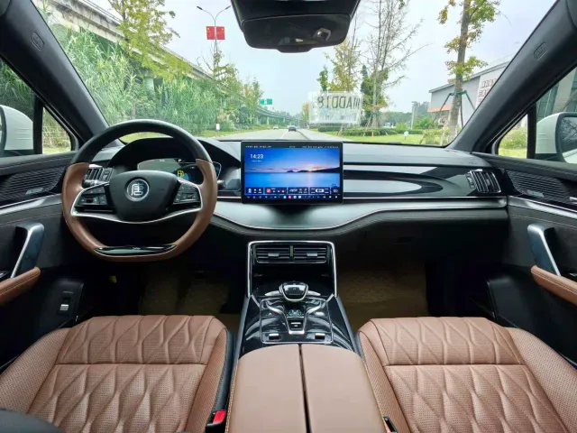BYD Tang — Фото автомобиля 11