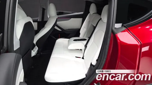 Tesla Model Y — Фото автомобиля 12