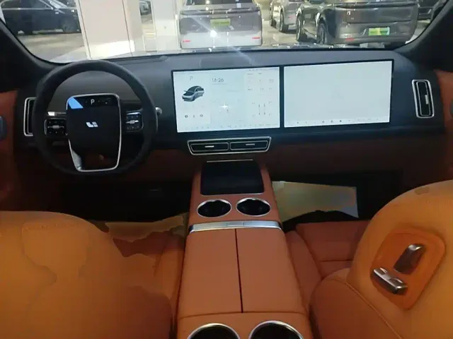 Li Auto L8 — Фото автомобиля 9
