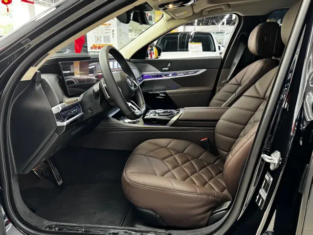 BMW 7 Series — Фото автомобиля 8