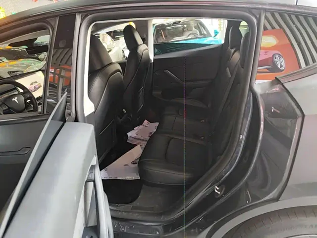 Tesla Model Y — Фото автомобиля 16