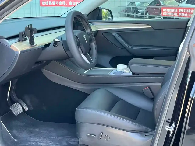 Tesla Model Y — Фото автомобиля 4