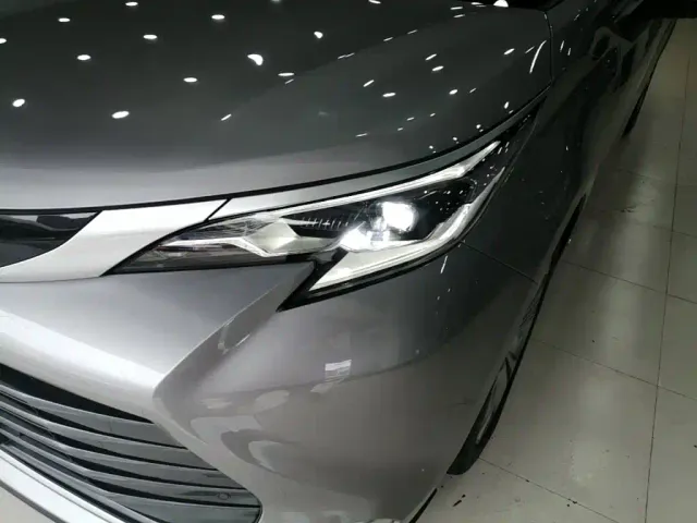 Toyota Sienna — Фото автомобиля 23