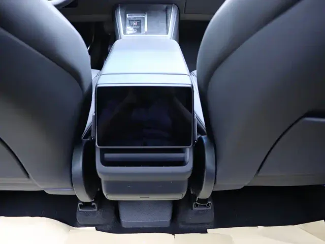 Tesla Model Y L — Фото автомобиля 18