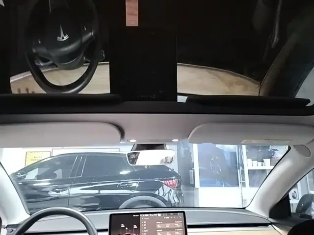 Tesla Model 3 — Фото автомобиля 13