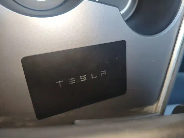 Tesla Model Y — Фото автомобиля 8