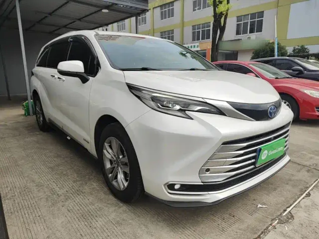 Toyota Sienna — Фото автомобиля 3